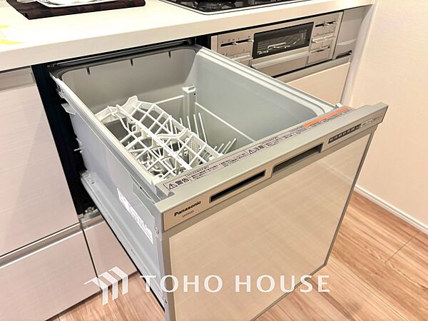 キッチンは家族の絆を育む大切な空間。シンプルで使い易いシステムキッチンで愉しく作る料理は愛情のある美味しいご馳走に。家族で使えるダイニングキッチンです。