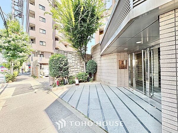 ◆リビング◆そこには目を輝かせ笑顔で見つめてくれる君がいて、「おかえり」の言葉がこだまする。何気ない日々の挨拶は僕にとっては幸せで、同時に君の瞳にも恋している。