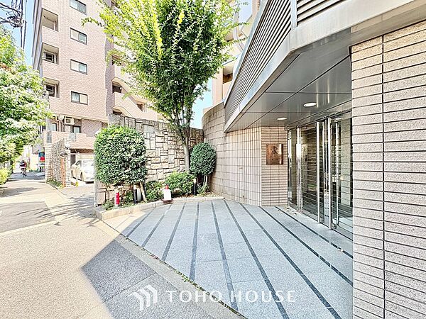 ◆キッチン◆美味しい料理を作りたくなるような気持にさせてくれる、腕を振るえる自慢のスペース。見上げると柔らかなダウンライトが包み込み、彩りを添えます。艶と光沢のある居心地の良いわが家のキッチン。