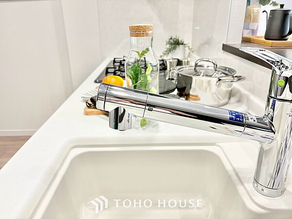◆キッチン◆美味しい料理を作りたくなるような気持にさせてくれる、腕を振るえる自慢のスペース。見上げると柔らかなダウンライトが包み込み、彩りを添えます。艶と光沢のある居心地の良いわが家のキッチン。