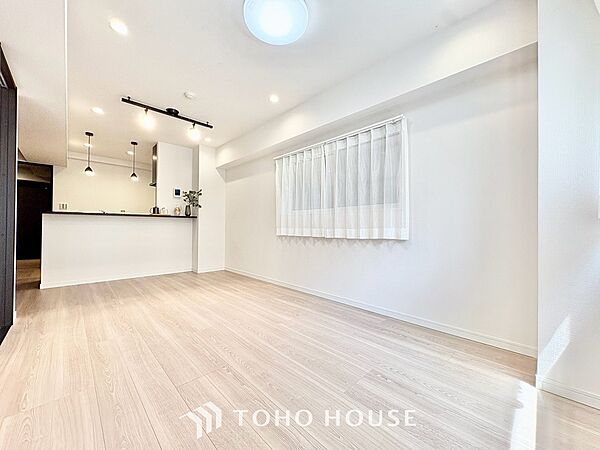 ◆木漏れ日◆の様な採光が優しく足元を照らし、心地いい暮らしの道しるべを写し出す。この空間で過ごす家族との語らいの時間がとても素敵で幸せを感じるかもしれない。