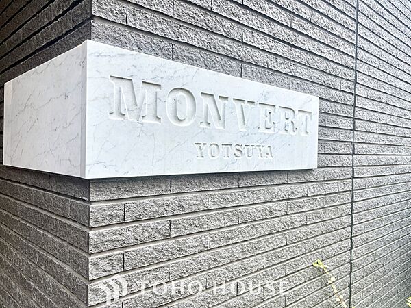 街に溶け合う美しい景観を生みだしているにも関わらず、採光や風通しを考えて設計された間取り。近隣との視線を考え、街全体で調整される窓位置。外観だけでなく、そこに住まうご家族の心地よさを最優先しました。