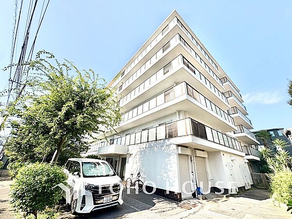 【外観】落ち着いた色合いと端正なデザインが印象的な外観。
