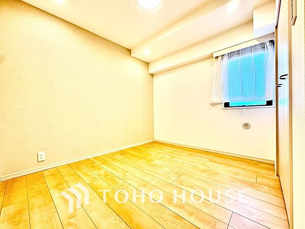 【居室】ゆったりとした広さで、ベッドを置いても余裕のある空間です。