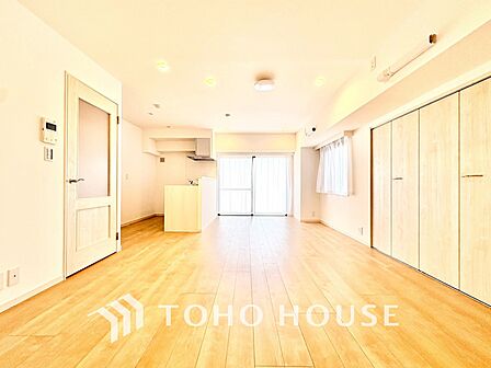 【リビング】明るい陽光が差し込み、毎日の暮らしをやさしく包み込む。