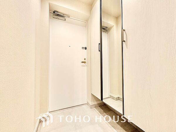 靴をスッキリしまえる天井高のシューズボックスを配置。扉には身だしなみを確認できる大きな姿見が付いており、明るく清潔感溢れる空間でお出かけやご帰宅の際も気持ちよくお迎えします。