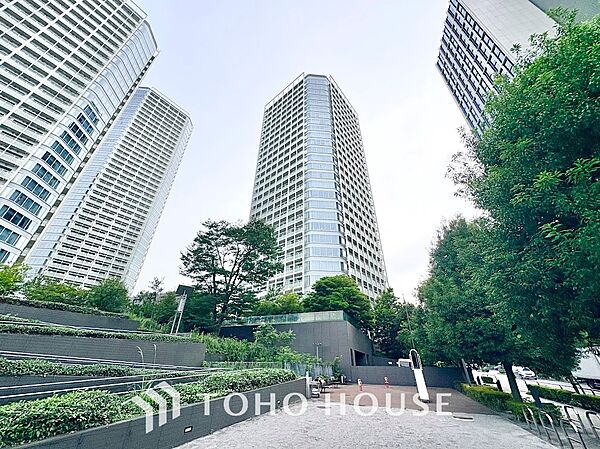 洗練されたガラスウォールと豊かな敷地内の植栽が美しく調和。青空に向かって凛とそびえ立つ高層フォルムが、邸宅としての気品と都会的で上質な暮らしを物語る圧倒的なランドマークです。