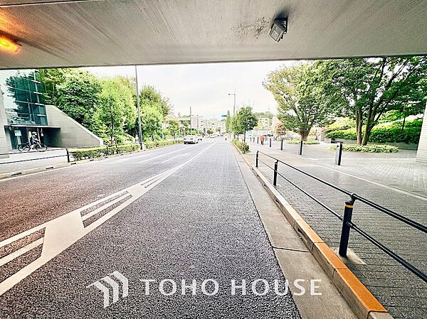 雨除けにもなる高架下の歩道エリア。車道と歩道がガードレールでしっかりと分離されており、天候に左右されにくく、お子様やご年配の方も安心して通行できる機能的な道路環境です。