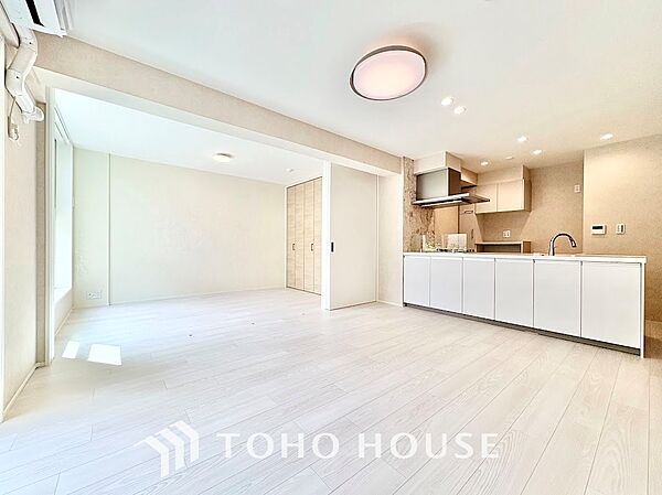 キッチンから部屋全体を見渡せる開放的なレイアウト。背面には背面収納（カップボード）も備わり、調理家電や食器をスマートに収められます。料理中も家族の笑顔を感じられる温かい空間です。