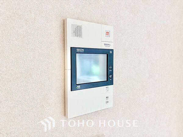 カラーモニターで訪問者の顔をしっかり確認してから対応できる安心設計。SECOM警備システムと連動した非常ボタンも備わり、小さなお子様や女性の留守番時にも頼もしい防犯設備です。