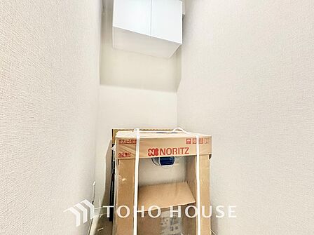 トイレットペーパーや掃除用品をスマートに収納できる吊戸棚を設置。壁紙や床材も新しく張り替えられ、毎日気持ちよく使用できる清潔感あふれる快適なプライベート空間に仕上がります。