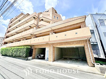 あたたかみのある落ち着いた外観デザイン。1階部分には天候を気にせず出庫できる屋内駐車場を備えており、防犯面や愛車の維持管理にも配慮された安心・快適な住まいです。