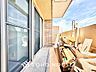 バルコニー：青空が広がる明るいバルコニー空間。物干し金物が備え付けられており、毎日の洗濯物やお布団干しもスムーズに行えます。爽やかな風を感じながらリフレッシュできる心地よい開放感が魅力です。