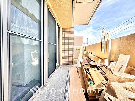 青空が広がる明るいバルコニー空間。物干し金物が備え付けられており、毎日の洗濯物やお布団干しもスムーズに行えます。爽やかな風を感じながらリフレッシュできる心地よい開放感が魅力です。