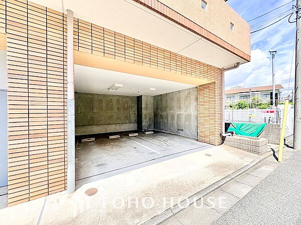 建物1階部分に配置された屋根付きの駐車スペース。雨天時でも濡れずに乗降・荷物の出し入れが可能で、愛車の劣化を防ぎながら快適にマイカーライフを楽しめる便利な共用設備です。