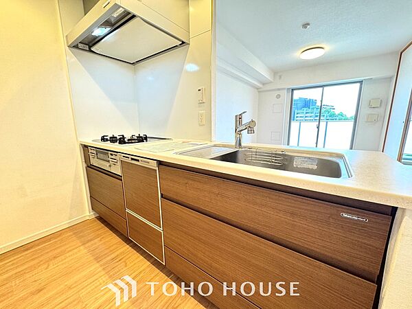 【Kitchen】美しく使いやすいキッチンは油汚れが簡単に拭き取れる素材で加工されており、浄水器シャワーから流す水の音を軽減する静かなシンクを採用。見えないところにさり気ない配慮が嬉しい