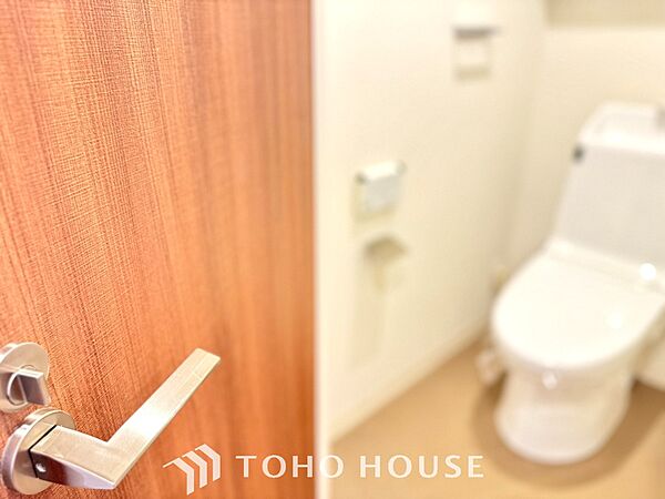 【toilet】トイレットペーパーの使用回数を減らせることです。 シャワートイレを使用すれば、洗浄して汚れを落とすことができるため、トイレットペーパーの使用を最小限にとどめることができます。