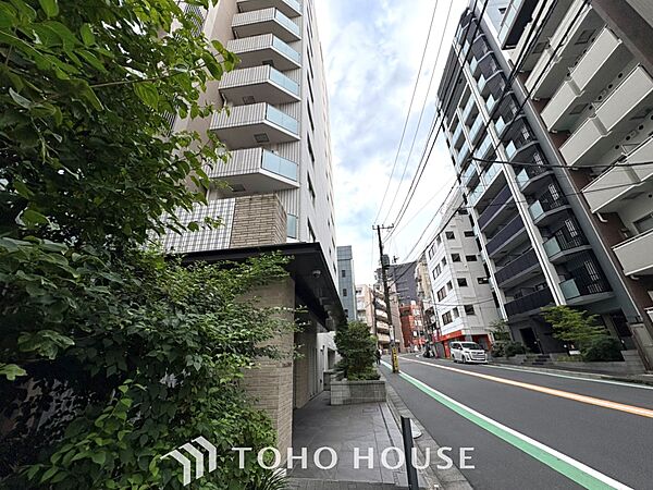 眩い光が燦々と入り、家族の笑顔を照らす。「いつまでも続いて」と願う夢のような毎日がここにある。