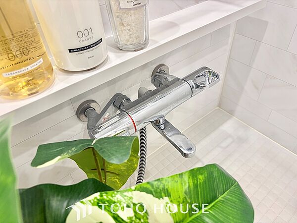 【Wash basin】十分な大きさの洗面台は収納もさる事ながら、身だしなみチェックや歯磨きなど、朝の慌ただしい時間でもホテルライクなスペースで余裕とゆとりを感じて頂けます。
