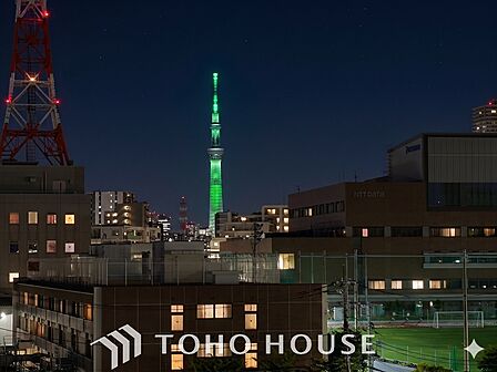 緑と都市が調和する、新しい暮らしの舞台。テラスで、心地よい日常と未来をゆったり育む住まい。