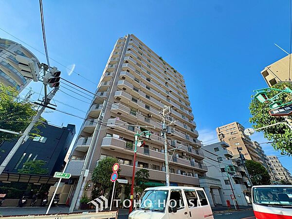 ◆今宵の食卓◆ダウンライトに反射するグラスを眺めながらワインを注ぐ。トクトクと心地いい音をさせながら、フランスの古城を思わせる薫りがたちこめ、とても幸せな時を過ごせる。