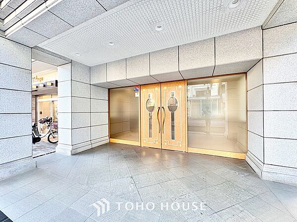 ◆木漏れ日◆の様な採光が優しく足元を照らし、心地いい暮らしの道しるべを写し出す。この空間で過ごす家族との語らいの時間がとても素敵で幸せを感じるかもしれない。