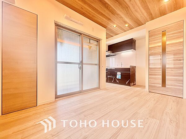 【LIVING】輝くドアを開けた先に広がる家族やすらぎのプライベート空間。広く開放されたWindow・Balconyから射しこむ眩いばかりの陽光が、リビング空間を鮮やかに映し出す。
