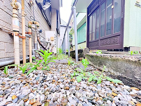 ◆木漏れ日◆の様な採光が優しく足元を照らし、心地いい暮らしの道しるべを写し出す。この空間で過ごす家族との語らいの時間がとても素敵で幸せを感じるかもしれない。