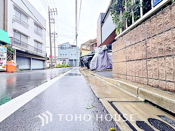◆木漏れ日◆の様な採光が優しく足元を照らし、心地いい暮らしの道しるべを写し出す。この空間で過ごす家族との語らいの時間がとても素敵で幸せを感じるかもしれない。
