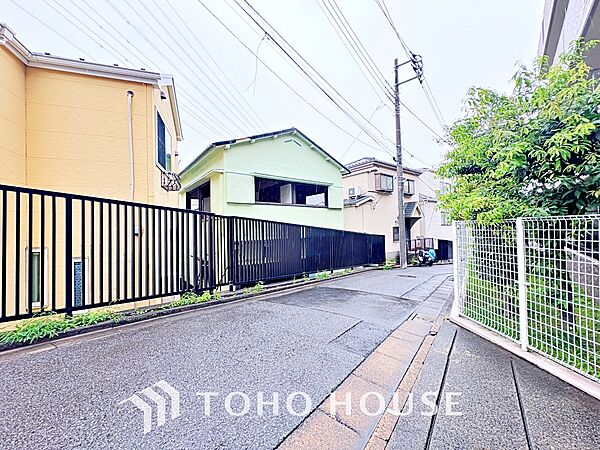 ◆居心地のいい暮らし◆には欠かせない眩い採光。ゆったりとした幅の窓からこの空間に降り注ぐ採光が絶えない。明るいリビングこそ居心地のいい暮らしが待っているのだと思う。