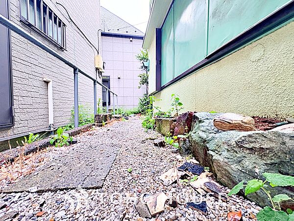 ◆木漏れ日◆の様な採光が優しく足元を照らし、心地いい暮らしの道しるべを写し出す。この空間で過ごす家族との語らいの時間がとても素敵で幸せを感じるかもしれない。