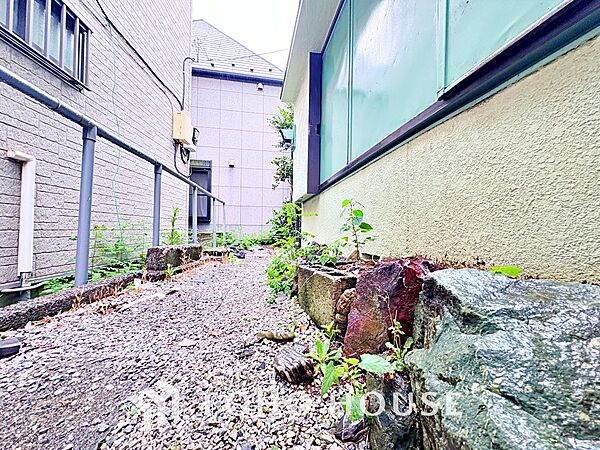 ◆木漏れ日◆の様な採光が優しく足元を照らし、心地いい暮らしの道しるべを写し出す。この空間で過ごす家族との語らいの時間がとても素敵で幸せを感じるかもしれない。