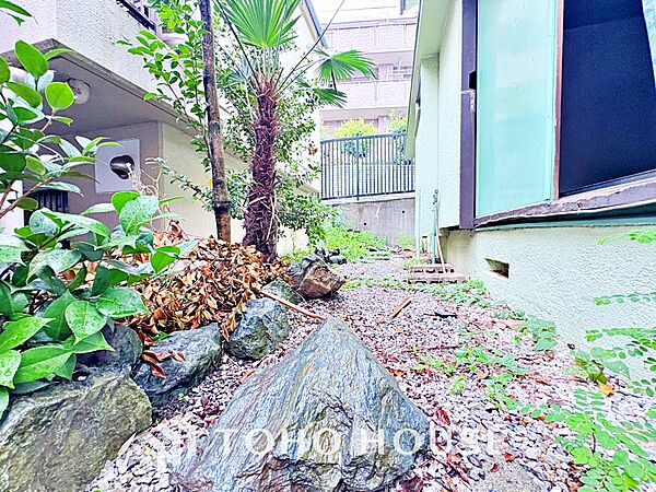 ◆木漏れ日◆の様な採光が優しく足元を照らし、心地いい暮らしの道しるべを写し出す。この空間で過ごす家族との語らいの時間がとても素敵で幸せを感じるかもしれない。