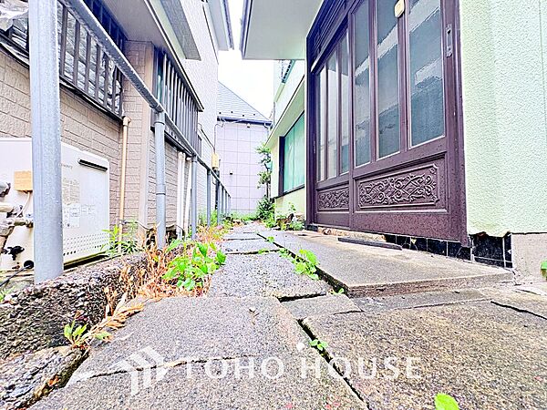 ◆木漏れ日◆の様な採光が優しく足元を照らし、心地いい暮らしの道しるべを写し出す。この空間で過ごす家族との語らいの時間がとても素敵で幸せを感じるかもしれない。