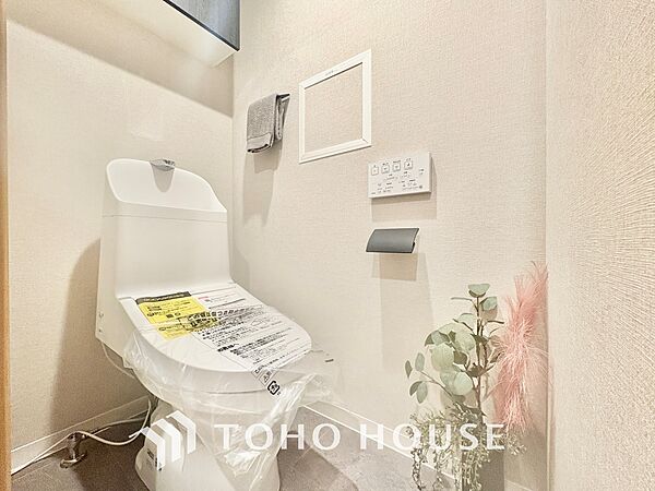 【RESTROOM】ホワイト調のクロスと温もり溢れるモダンカラーの床材が見事に調和した本邸宅は、毎日の生活を少しでも快適に過ごして頂ける様に落ち着いた雰囲気作りから行っています。