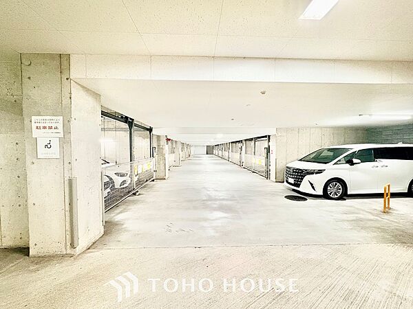 雨や直射日光から愛車を守り、悪天候時の乗り降りや荷物の積み下ろしも快適に行える屋内設計。十分なスペースが確保された車路と明るい照明により、安心して駐車操作が可能です。