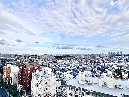 壁一面の大きな窓から遠くの街並みと広大な空を一望できる贅沢なロケーション。夜には美しい夜景も楽しめ、日常にドラマチックな彩りを与える特別なリビング空間です。