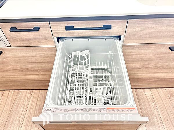 美味しい料理を作りたくなるような気持にさせてくれる、腕を振るえる自慢のスペース。見上げると柔らかなダウンライトが包み込み、彩りを添えます。艶と光沢のある居心地の良いわが家のキッチン。