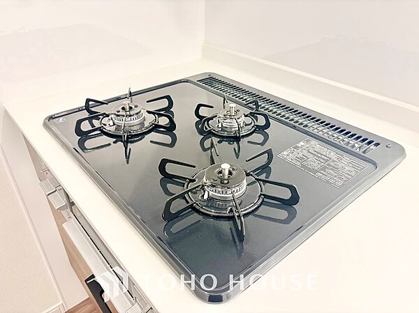 広く明るい我が家の自慢のキッチンスペース。能率的に動ける大きなスペースが何よりのポイント。リビングとの一体感も十二分にあり、家族とのやりとりを楽しみながらの食卓の準備
