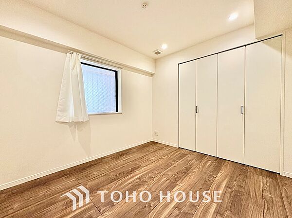 あたたかく、ワイド、そして心地よいリビングは我が家のとっておきの場所。家具の配置もしやすくお気に入りの小物達も存分に飾り立て可能。どう生かすかは自分しだい。