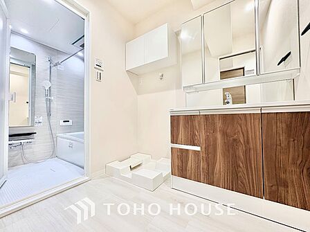 【光に飛び込む】ドアを開けるとそこは光が包むあたたかい空間。リビングの居住スペースに注目が集まりがちですが、それぞれの居室にも最大限の配慮がなされています。