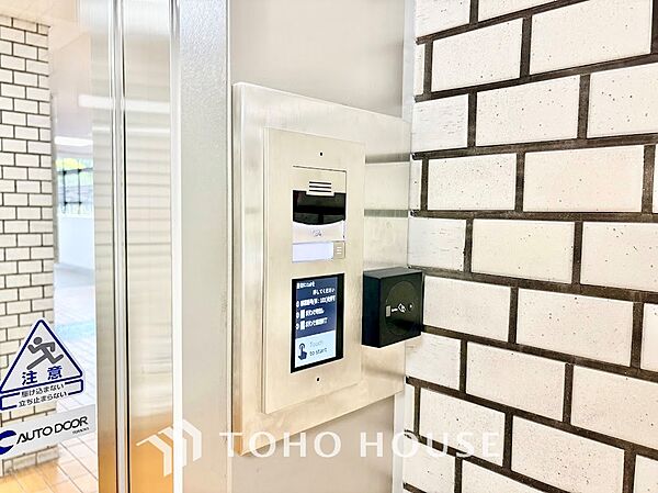 カメラ付きの集合玄関機で来訪者の姿を室内からしっかり確認。かざすだけの非接触キーリーダーを搭載しており、両手がふさがっている時でもスムーズかつ安全に入館できます