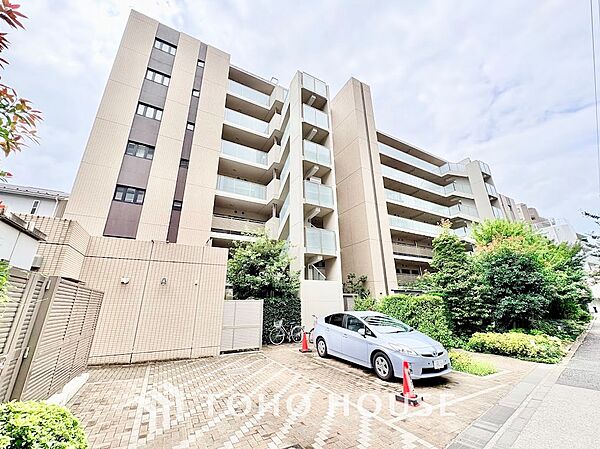 不審車両の侵入を防ぐチェーンゲートを配した安全設計。乗り降りがしやすい平置き区画を完備し、前面通路もゆとりがあるため、毎日の出し入れや荷物の積載も快適に行えます。
