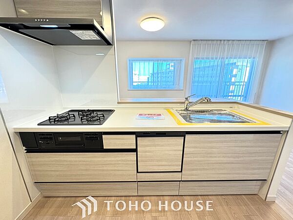 【Kitchen】美しく使いやすいキッチンは油汚れが簡単に拭き取れる素材で加工されており、浄水器シャワーから流す水の音を軽減する静かなシンクを採用。見えないところにさり気ない配慮が嬉しい