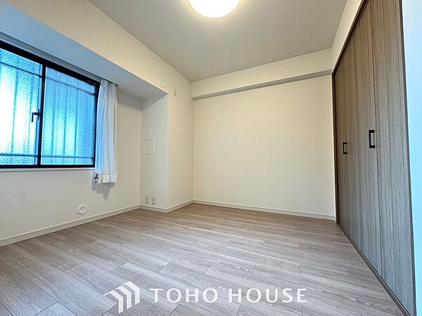 【Ease】家族個々の安らぎの空間。プライベートなBedRoomは暮らす方の感性で造り上げたいもの。誰もが好みで飾れるシンプルな室内に仕上げてあります。
