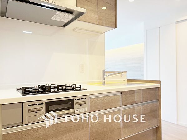 【KITCHEN】◆開放的◆後片付けが楽なシステムキッチン。収納スペースの充実！