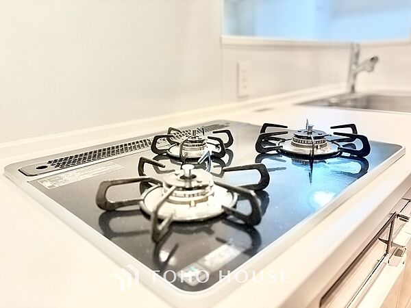 ◆愛育◆キッチンは家族の絆を育む大切な空間。シンプルで使い易いSystemKitchenで愉しく作る料理は愛情のある美味しいご馳走に。家族で使える広々としたダイニングキッチンです。