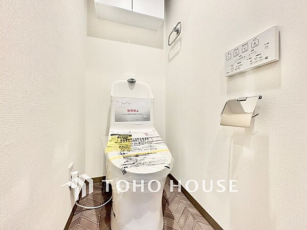 ◆トイレ◆トイレも全て新品に交換されており、清々しく新生活を始めることができます。白基調の清潔感のある空間に生まれ変わりました。