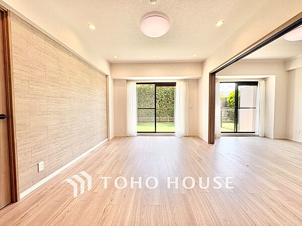 ◆木漏れ日◆の様な採光が優しく足元を照らし、心地いい暮らしの道しるべを写し出す。この空間で過ごす家族との語らいの時間がとても素敵で幸せを感じるかもしれない。