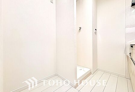 キッチンは家族の絆を育む大切な空間。シンプルで使い易いシステムキッチンで愉しく作る料理は愛情のある美味しいご馳走に。家族で使えるダイニングキッチンです。